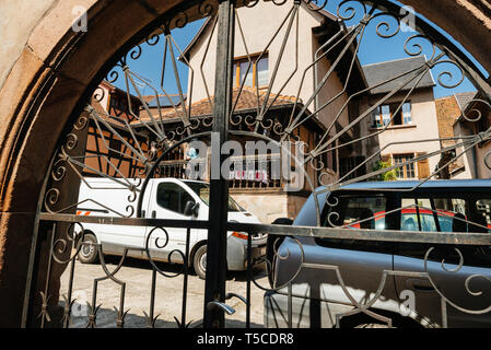 Bergheim, France - 19 Avril 2019 : La vue de la rue à la décoration maison traditionnelle dans le centre de village Aslatian Banque D'Images