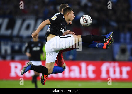 Hambourg, Allemagne - 23 avril : Pierre Michel Lasogga (L) de Hambourg et Willi Orban (R) de Leipzig est en concurrence pour le bal au cours de la DFB Pokal semi finale Banque D'Images