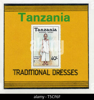 Timbre-poste à partir de la Tanzanie dans les costumes traditionnels série émise en 1992 Banque D'Images