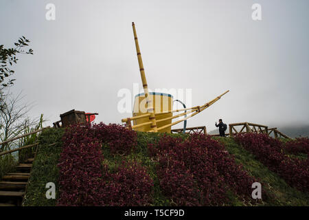 Sac à dos jaune monument dans le village traditionnel de cat cat, près de la ville de Sapa au nord du Vietnam. 11 janvier 2019. Banque D'Images