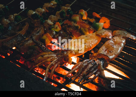 Calmars, les légumes, les champignons, grenouille, cuites sur un feu ouvert dans la rue. street Vietnam. Cuisine asiatique traditionnelle Banque D'Images