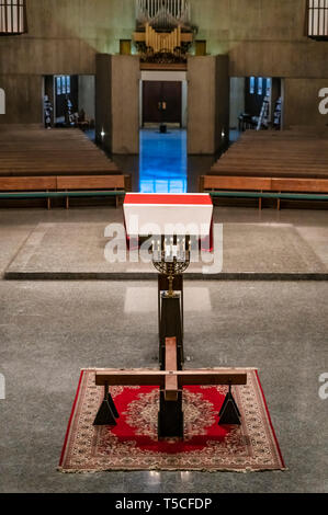 Cross affiché pour un bon vendredi, vénération de la croix, l'abbaye de Daylesford, Paoli, Pennsylvania, USA. Banque D'Images