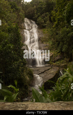 Rio de Janeiro, Brésil - le 20 janvier 2019 : belle cascade appelée 'Cascatinha Taunay' sur la nature verte dans la Forêt Tropicale Atlantique, forêt de Tijuca Na Banque D'Images