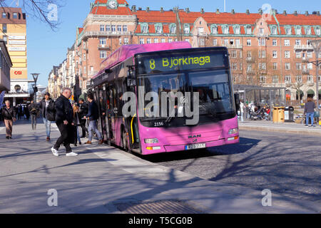 Orebro, Suède - 17 Avril 2019 : un bus de la ville de couleur violet 8 ligne d'exploitation a arrêtés à l'arrêt de bus Jarntorget au centre-ville d'Orebro. Banque D'Images