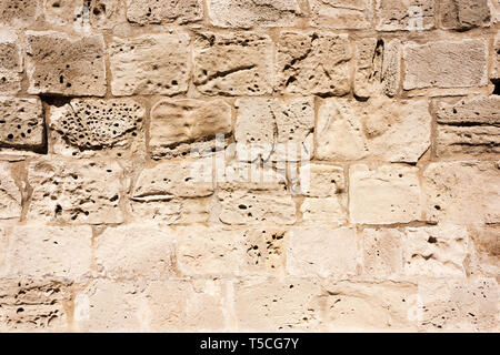 Vieux Mur de sable, brun, d'une maison en pierre en plein air. Seamless texture background rocks, briques Banque D'Images