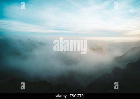 Gamme de montagne avec des silhouettes visibles à travers le brouillard du matin. Magnifique paysage de montagne à partir de ci-dessus. Banque D'Images