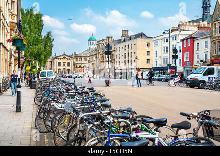 Les gens à pied et vélos garés sur Broad Street. Oxford, Angleterre Banque D'Images