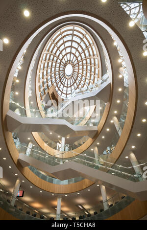 L'atrium et l'escalier de la Bibliothèque centrale à Liverpool, Angleterre, Royaume-Uni Banque D'Images