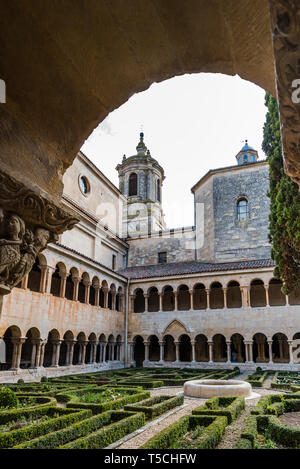 Santo Domingo de Silos, Espagne - 16 Avril 2019 : le cloître de l'abbaye Santo Domingo de Silos. C'est un monastère bénédictin et un chef-d'œuvre Roman Banque D'Images