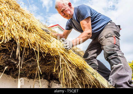 Glengesh Pass, Ardara, comté de Donegal, Irlande. 23 avril 2019. Master thatcher, Hugh Gallagher travaille sur une chaumière traditionnelle, une mort craft en Irlande. Crédit : Richard Wayman/Alamy Live News Banque D'Images