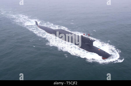 Qingdao. Apr 23, 2019. Photo aérienne prise le 23 avril 2019 montre un nouveau type de sous-marin nucléaire chinois de l'Armée populaire de libération (APL) Marine sur la mer au large de Qingdao, province de Shandong en Chine orientale. Credit : Ju Zhenhua/Xinhua/Alamy Live News Banque D'Images