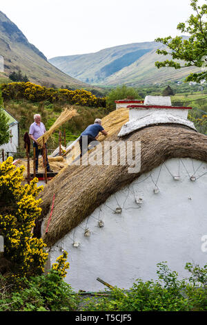 Glengesh Pass, Ardara, comté de Donegal, Irlande. 23 avril 2019. Thatchers, maître Peter McCahill et Hugh Gallagher travaille sur une chaumière traditionnelle, une mort craft en Irlande. Crédit : Richard Wayman/Alamy Live News Banque D'Images