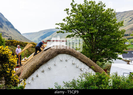 Glengesh Pass, Ardara, comté de Donegal, Irlande. 23 avril 2019. Thatchers, maître Peter McCahill et Hugh Gallagher travaille sur une chaumière traditionnelle, une mort craft en Irlande. Crédit : Richard Wayman/Alamy Live News Banque D'Images