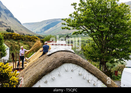 Glengesh Pass, Ardara, comté de Donegal, Irlande. 23 avril 2019. Thatchers, maître Peter McCahill et Hugh Gallagher travaille sur une chaumière traditionnelle, une mort craft en Irlande. Crédit : Richard Wayman/Alamy Live News Banque D'Images