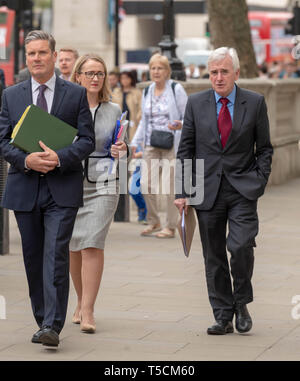 London 23 avril 2019 hauts politiciens travaillistes arrivent pour Brexit les pourparlers avec le gouvernement au Bureau du Cabinet Kier Starmer, Ombre Bexit, Secrétaire (à gauche) et John McDonnell, chancelier de l'ombre arrive au bureau du Cabinet Ian Davidson Crédit/Alamy Live News Banque D'Images