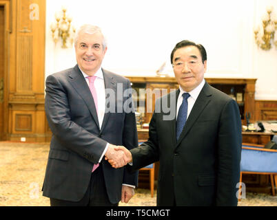 Bucarest, Roumanie. Apr 23, 2019. Le Président du Sénat roumain, Calin Popescu-Tariceanu (L), serre la main avec Zhang Qingli, vice-président du Comité National de la Conférence consultative politique du peuple chinois (CCPPC), à Bucarest, Roumanie, 23 avril 2019. Zhang a dirigé une délégation de conseillers politiques chinois pour une visite ici. Crédit : Chen Jin/Xinhua/Alamy Live News Banque D'Images