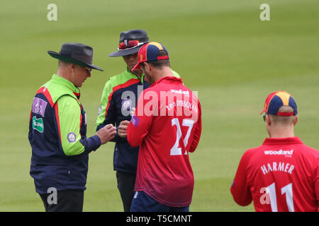 Londres, Royaume-Uni. 23 avril 2019 : Les juges-arbitres Ben Debenham et Mike Burns discuter de l'état de la balle de match avec le capitaine Ryan ten Doeschate d'Essex au cours de la Surrey v Essex, Royal London One Day Cup match à la Kia Oval. Credit : Mitchell Gunn/ESPA-Images/Alamy Live News Banque D'Images