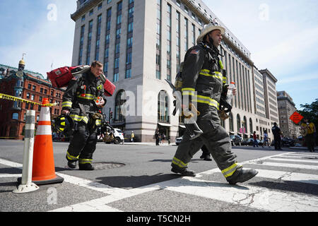 Washington, USA. Apr 23, 2019. Les pompiers répondent à une fuite de gaz près de la Maison Blanche à Washington, DC, États-Unis, le 23 avril 2019. Credit : Liu Jie/Xinhua/Alamy Live News Banque D'Images