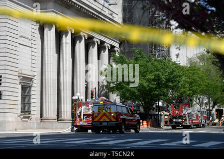 Washington, USA. Apr 23, 2019. Les pompiers répondent à une fuite de gaz près de la Maison Blanche à Washington, DC, États-Unis, le 23 avril 2019. Credit : Liu Jie/Xinhua/Alamy Live News Banque D'Images