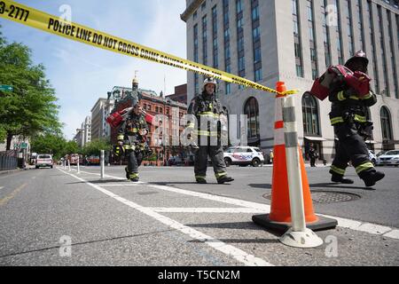 Washington, USA. Apr 23, 2019. Les pompiers répondent à une fuite de gaz près de la Maison Blanche à Washington, DC, États-Unis, le 23 avril 2019. Credit : Liu Jie/Xinhua/Alamy Live News Banque D'Images