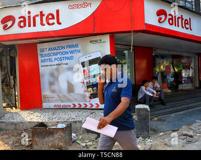 Kolkata, Bengale occidental, Inde. 22 avr, 2019. Un homme vu en passant devant un magasin de téléphonie mobile Airtel à Kolkata : Crédit Avishek Das/SOPA Images/ZUMA/Alamy Fil Live News Banque D'Images