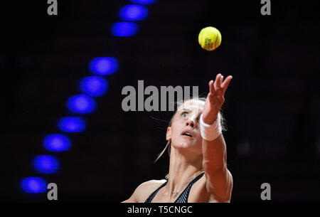 Stuttgart, Allemagne. Apr 23, 2019. Tennis : WTA-Tour - Grand Prix Porsche Stuttgart, seul, les femmes, 1er tour, Tsurenko (Ukraine) - Siegemund (Allemagne). Lesia Tsurenko sert. Credit : Marijan Murat/dpa/Alamy Live News Banque D'Images