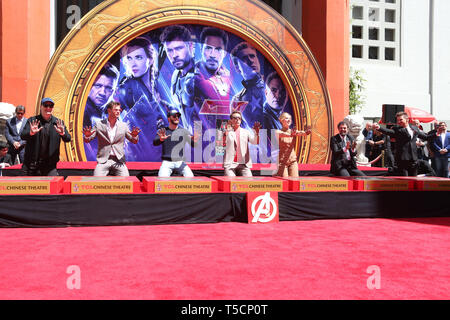 Hollywood, CA. Apr 23, 2019. Kevin Feige, Chris Hemsworth. Chris Evans, Robert Downey Jr., Scarlett Johansson, Mark Ruffalo et Jeremy Renner à l'StudiosÕ Marvel Avengers : Endgame Cast empreinte de cérémonie à l'IMAX Théâtre chinois de Grauman à Hollywood, Californie le 23 avril 2019. Credit : Faye Sadou/media/Alamy Punch Live News Banque D'Images