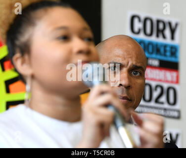 Milwaukee, Wisconsin, États-Unis. Apr 23, 2019. New Jersey CORY Booker, un sénateur candidat à la nomination présidentielle Démocrate de 2020, à l'écoute des experts TATIANA WASHINGTON, 18, comme il dirige une discussion sur la violence par arme à feu au Café vous fait un café noir à Milwaukee, Wisconsin, le mardi 23 avril 2019. Credit : Mark Hertzberg/ZUMA/Alamy Fil Live News Banque D'Images