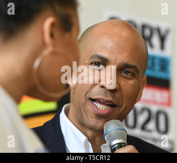 Milwaukee, Wisconsin, États-Unis. Apr 23, 2019. New Jersey CORY Booker, un sénateur candidat à la nomination présidentielle Démocrate de 2020, à l'écoute des experts TATIANA WASHINGTON, 18, comme il dirige une discussion sur la violence par arme à feu au Café vous fait un café noir à Milwaukee, Wisconsin, le mardi 23 avril 2019. Credit : Mark Hertzberg/ZUMA/Alamy Fil Live News Banque D'Images