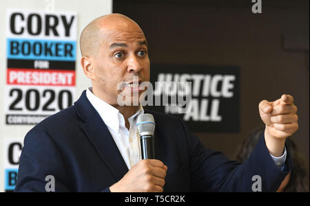 Milwaukee, Wisconsin, États-Unis. Apr 23, 2019. New Jersey CORY Booker, un sénateur candidat à la nomination présidentielle Démocrate de 2020, mène une discussion sur la violence par arme à feu au Café vous fait un café noir à Milwaukee, Wisconsin, le mardi 23 avril 2019. Credit : Mark Hertzberg/ZUMA/Alamy Fil Live News Banque D'Images