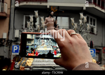 21 avril 2019 - L'Hospitalet, Catalogne, Espagne - une femme vu prendre des photos du Christ ressuscité sur son smartphone pendant le défilé.Easter Parade 2019 Hospitalet. Un défilé typique de l'Espagne où Christian paroissiens rendez-vous dans ses rues avec des statues de la Vierge Marie et Jésus Christ et c'est une tradition chrétienne sur des dates de Pâques. Credit : Ramon Costa/SOPA Images/ZUMA/Alamy Fil Live News Banque D'Images