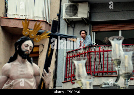 21 avril 2019 - L'Hospitalet, Catalogne, Espagne - une femme vu l'observation de sa fenêtre le Christ ressuscité pendant la parade.Easter Parade 2019 Hospitalet. Un défilé typique de l'Espagne où Christian paroissiens rendez-vous dans ses rues avec des statues de la Vierge Marie et Jésus Christ et c'est une tradition chrétienne sur des dates de Pâques. Credit : Ramon Costa/SOPA Images/ZUMA/Alamy Fil Live News Banque D'Images