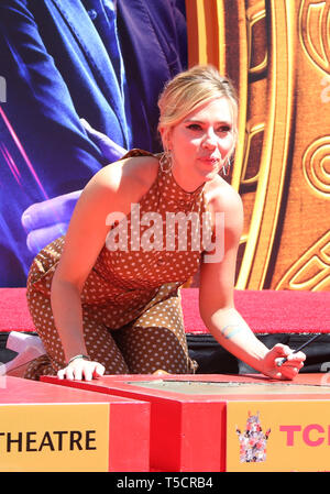 Hollywood, CA. Apr 23, 2019. Scarlett Johansson, à l' Les Studios Marvel Avengers : Endgame Cast empreinte de cérémonie à l'IMAX Théâtre chinois de Grauman à Hollywood, Californie le 23 avril 2019. Credit : Faye Sadou/media/Alamy Punch Live News Banque D'Images