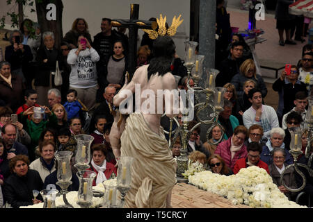 21 avril 2019 - L'Hospitalet, Catalogne, Espagne - un groupe de citoyens vu observant l'image de Christ Ressuscité pendant la parade.Easter Parade 2019 Hospitalet. Un défilé typique de l'Espagne où Christian paroissiens rendez-vous dans ses rues avec des statues de la Vierge Marie et Jésus Christ et c'est une tradition chrétienne sur des dates de Pâques. Credit : Ramon Costa/SOPA Images/ZUMA/Alamy Fil Live News Banque D'Images