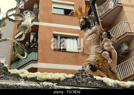 21 avril 2019 - L'Hospitalet, Catalogne, Espagne - Les femmes vu regarder par les fenêtres de leur maison l'image de Christ Ressuscité pendant la parade.Easter Parade 2019 Hospitalet. Un défilé typique de l'Espagne où Christian paroissiens rendez-vous dans ses rues avec des statues de la Vierge Marie et Jésus Christ et c'est une tradition chrétienne sur des dates de Pâques. Credit : Ramon Costa/SOPA Images/ZUMA/Alamy Fil Live News Banque D'Images