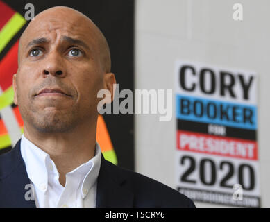 Milwaukee, Wisconsin, États-Unis. Apr 23, 2019. New Jersey CORY Booker, un sénateur candidat à la nomination présidentielle Démocrate de 2020, est mis en avant qu'il mène une discussion sur la violence par arme à feu au Café vous fait Black coffee shop. Credit : Mark Hertzberg/ZUMA/Alamy Fil Live News Banque D'Images