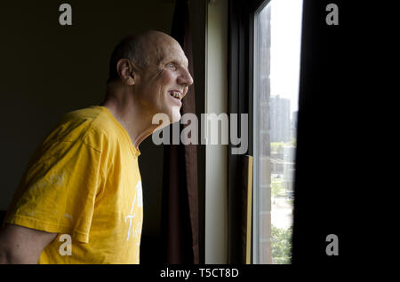 Syracuse, NY, USA. 21 mai, 2011. Gary Nye, 68 ans, a vécu de nombreuses années dans les hôpitaux de l'état en raison de sa déficience intellectuelle. Il vit seul dans un immeuble à appartements à Syracuse, NY, avec l'aide de divers organismes sans but lucratif que l'aider à naviguer dans la société en dehors des murs de l'hôpital. Crédit : Robin Rayne/ZUMA/Alamy Fil Live News Banque D'Images