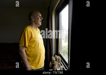 Syracuse, NY, USA. 21 mai, 2011. Gary Nye, 68 ans, a vécu de nombreuses années dans les hôpitaux de l'état en raison de sa déficience intellectuelle. Il vit seul dans un immeuble à appartements à Syracuse, NY, avec l'aide de divers organismes sans but lucratif que l'aider à naviguer dans la société en dehors des murs de l'hôpital. Crédit : Robin Rayne/ZUMA/Alamy Fil Live News Banque D'Images