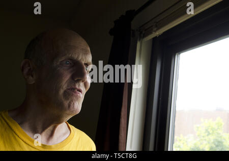 Syracuse, NY, USA. 21 mai, 2011. Gary Nye, 68 ans, a vécu de nombreuses années dans les hôpitaux de l'état en raison de sa déficience intellectuelle. Il vit seul dans un immeuble à appartements à Syracuse, NY, avec l'aide de divers organismes sans but lucratif que l'aider à naviguer dans la société en dehors des murs de l'hôpital. Crédit : Robin Rayne/ZUMA/Alamy Fil Live News Banque D'Images