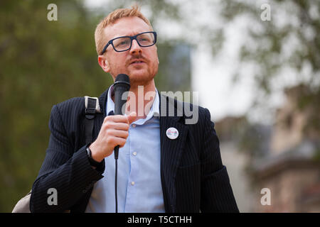 Londres, Royaume-Uni. 23 avril 2019. Russell-Moyle Lloyd, du travail de Kemptown, Brighton MP pour la question du changement climatique des militants de rébellion d'extinction lors d'une assemblée à la place du Parlement avant de tenter de fournir au Parlement des militants des lettres demandant des réunions pour discuter des changements climatiques avec leurs membres du Parlement. Credit : Mark Kerrison/Alamy Live News Banque D'Images