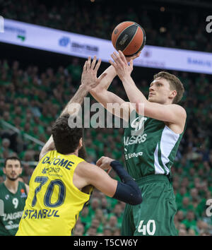 Kaunas, Lituanie. Apr 23, 2019. Marius Grigonis (R) de Zalgiris Kaunas pousses durant la troisième pièce de théâtre de l'Euroleague entre le Zalgiris Kaunas Lituanie et Turquie Fenerbahce Istanbul de Beko à Kaunas, Lituanie, 23 avril 2019. Alfredas Crédit : Pliadis/Xinhua/Alamy Live News Banque D'Images