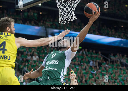 Kaunas, Lituanie. Apr 23, 2019. Brandon Davies (R) de Zalgiris Kaunas pousses durant la troisième pièce de théâtre de l'Euroleague entre le Zalgiris Kaunas Lituanie et Turquie Fenerbahce Istanbul de Beko à Kaunas, Lituanie, 23 avril 2019. Alfredas Crédit : Pliadis/Xinhua/Alamy Live News Banque D'Images