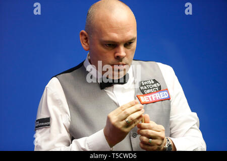 Sheffield. Apr 23, 2019. L'Angleterre Stuart Bingham fait concurrence au cours du premier tour de l'Ecosse avec Graeme Dott au World Snooker Championship 2019 à Sheffield, Angleterre le 23 avril 2019. Credit : Craig Brough/Xinhua/Alamy Live News Banque D'Images