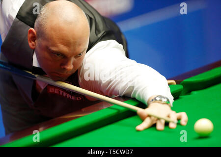 Sheffield. Apr 23, 2019. L'Angleterre Stuart Bingham fait concurrence au cours du premier tour de l'Ecosse avec Graeme Dott au World Snooker Championship 2019 à Sheffield, Angleterre le 23 avril 2019. Credit : Craig Brough/Xinhua/Alamy Live News Banque D'Images