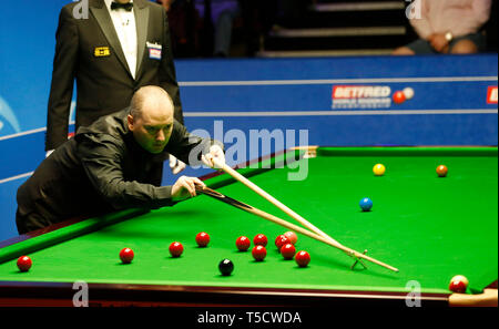 Sheffield. Apr 23, 2019. L'Écosse Graeme Dott fait concurrence au cours de la première série de match avec l'Angleterre Stuart Bingham au World Snooker Championship 2019 à Sheffield, Angleterre le 23 avril 2019. Credit : Craig Brough/Xinhua/Alamy Live News Banque D'Images