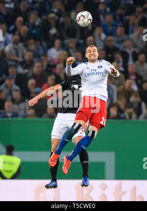 Hambourg, Allemagne. Apr 23, 2019. Pierre-Michel Lasogga de Hambourg (avant) fait concurrence au cours d'un match de demi-finale de Coupe d'Allemagne entre le Hamburger SV et le RB Leipzig à Hambourg, Allemagne, le 23 avril 2019. Leipzig a gagné 3-1 et avancé dans la finale. Crédit : Kevin Voigt/Xinhua/Alamy Live News Banque D'Images