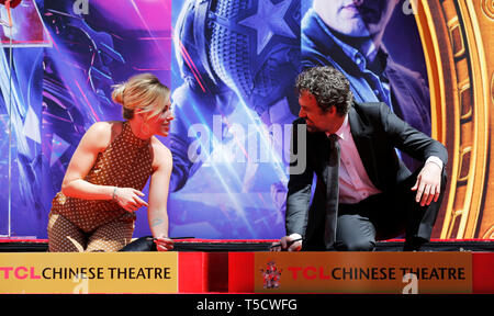 (190424) -- LOS ANGELES, 24 avril 2019 (Xinhua) -- L'actrice Scarlett Johansson (L) et l'acteur Mark Ruffalo assister à leur cérémonie d'impression sur le parvis de la TCL Chinese Theatre de Los Angeles, États-Unis, le 23 avril 2019. Le cast de 'Les Studios Marvel Avengers : Endgame' notamment Robert Downey Jr., Chris Evans, Mark Ruffalo, Chris Hemsworth, Scarlett Johansson, et Jeremy Renner, le long avec Marvel Studios Président Kevin Feige, a reçu l'un des plus anciennes marques d'Hollywood ce mardi, à signer leur nom et mettre leurs empreintes dans le ciment à l'IMAX Théâtre chinois de Grauman à Hollywood. (Xi Banque D'Images