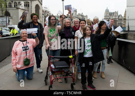 La baronne Jenny Jones (centre) à pied au Parlement avec 10 Rébellion protestataire Extinction sélectionné pour fournir des lettres aux députés. Rébellion Extinction mars protestataires de Marble Arch à la place du Parlement, la tentative de livrer des lettres à leur député. Rébellion Extinction militants ont été autorisés à être en place du Parlement mais pas à entrer au Parlement. Après plusieurs tentatives pour livrer les lettres, les militants sont parvenus à un accord avec les députés par la police. Dix militants ont été autorisés à livrer les lettres en compagnie de la Baronne Jenny Jones (Parti Vert). Campagne Verte et philosophe Banque D'Images