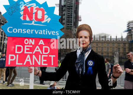 Les militants de l'environnement est vu holding a placard dit Maggie dit : pas de conservateurs sur une planète morte pendant la Rébellion Extinction mars. Rébellion Extinction mars protestataires de Marble Arch à la place du Parlement, la tentative de livrer des lettres à leur député. Rébellion Extinction militants ont été autorisés à être en place du Parlement mais pas à entrer au Parlement. Après plusieurs tentatives pour livrer les lettres, les militants sont parvenus à un accord avec les députés par la police. Dix militants ont été autorisés à livrer les lettres en compagnie de la Baronne Jenny Jones (Parti Vert). Philosophe et Gr Banque D'Images