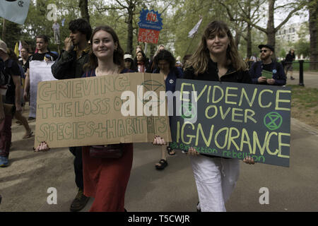 London, Greater London, UK. Apr 23, 2019. Les changements climatiques sont considérés des manifestants au cours de l'extinction des plaques en mars à Londres.La rébellion rébellion Extinction mars protestataires de Marble Arch à la place du Parlement, la tentative de livrer des lettres à leur député. Rébellion Extinction militants ont été autorisés à être en place du Parlement mais pas à entrer au Parlement. Après plusieurs tentatives pour livrer les lettres, les militants sont parvenus à un accord avec les députés par la police. Dix militants ont été autorisés à livrer les lettres en compagnie de la Baronne Jenny Jones (Parti Vert). Ph Banque D'Images